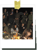 On relaxe aprs le jeu autour du feu de camp, broue et liqueur  la main, se racontant nos meilleurs coups.